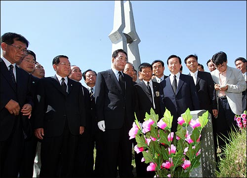 11일 고건 전 총리는 전남도청 방문에 앞서 8년여만에 국립5·18묘지를 참배했다. 그의 광주 방문을 두고 '본격적인 대권행보아니냐'는 말에 그는 "전혀 그런 뜻은 없다"고 잘라말했다. 